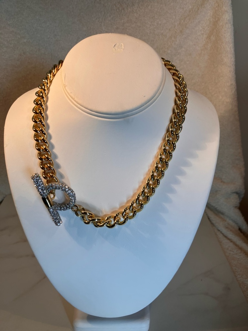 Elegant statement ‘Diamond Couture’ goldtone necklace. Glistening large toggle.
